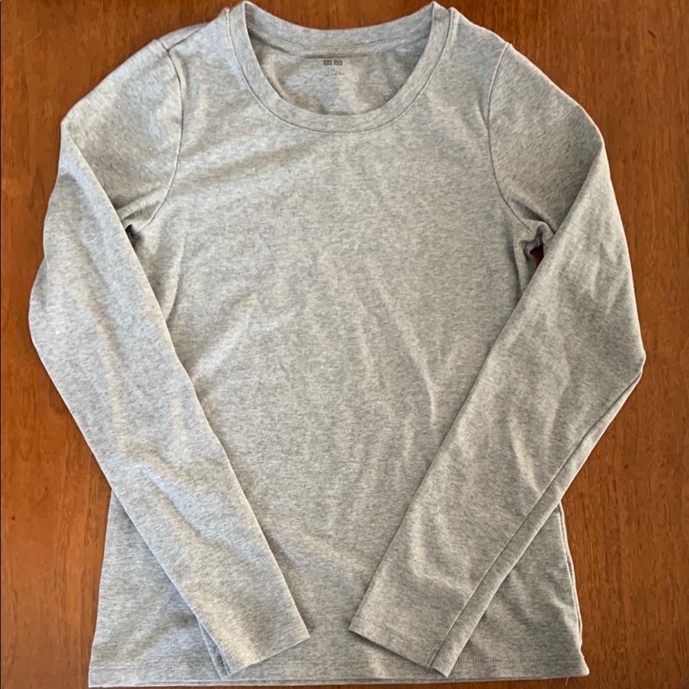🍊5/$25 NWOT Uniqlo Gray Long Sleeve Tee size xs